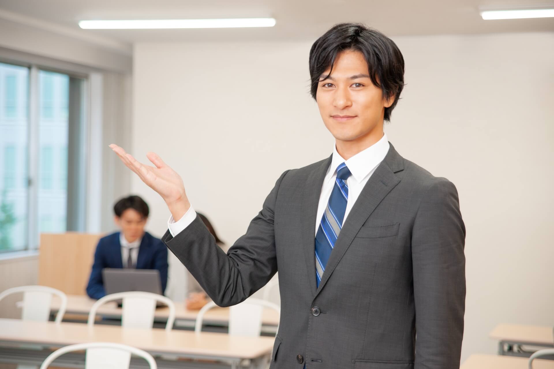 プレゼンをするビジネスマンの笑顔