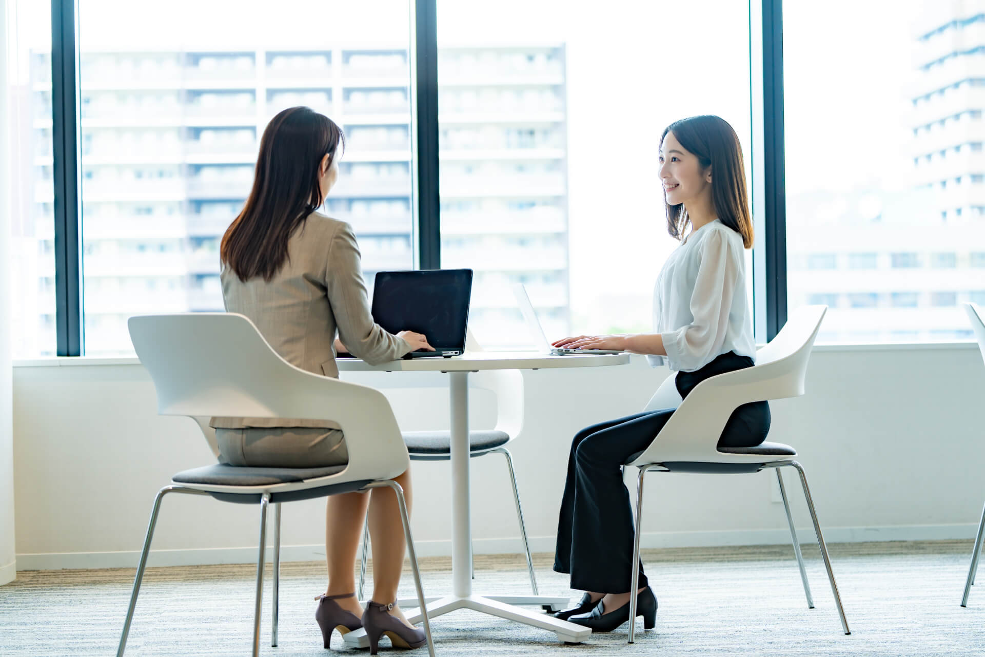 会議室で向かい合う二人の女性