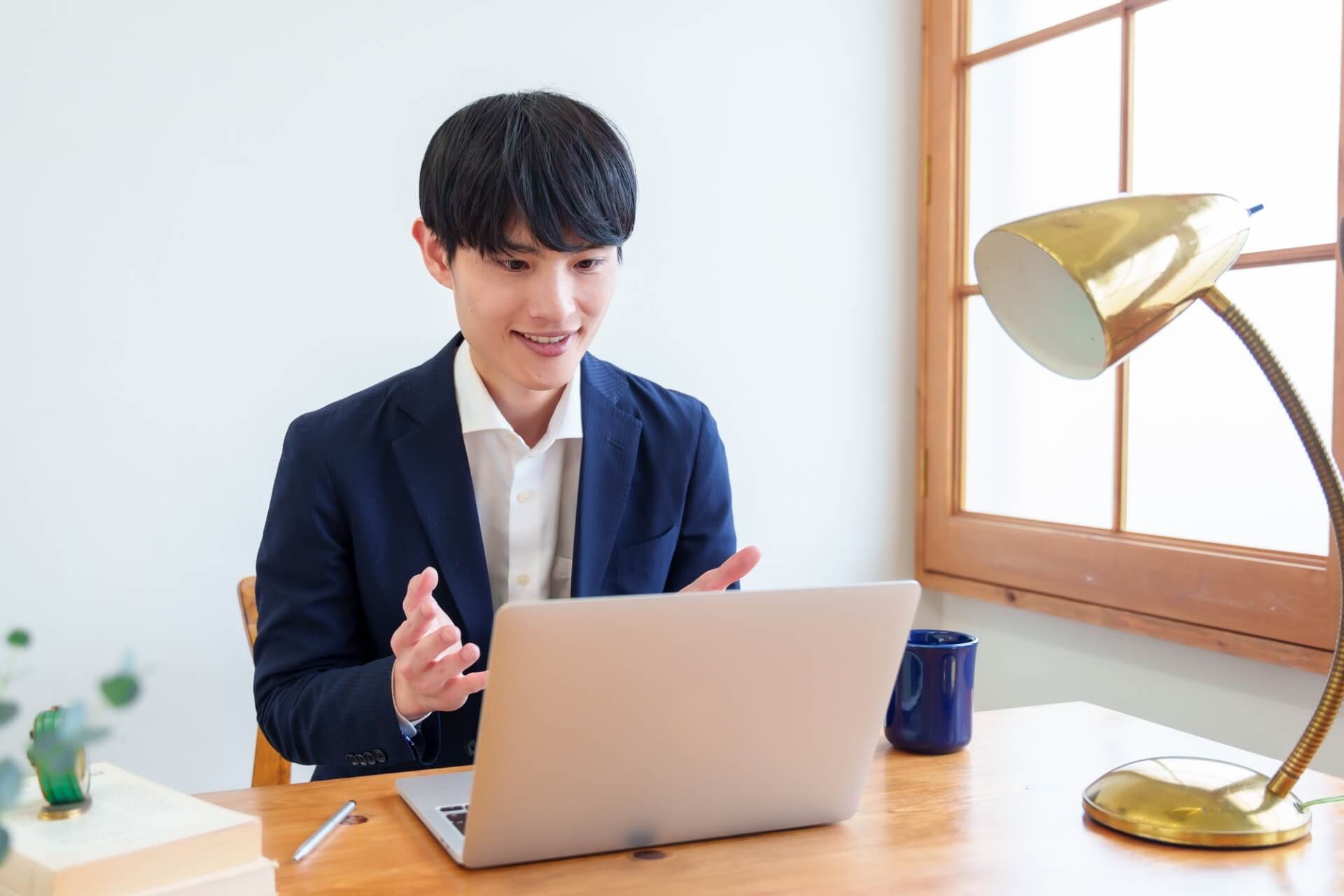 ビデオ会議中の若い男性