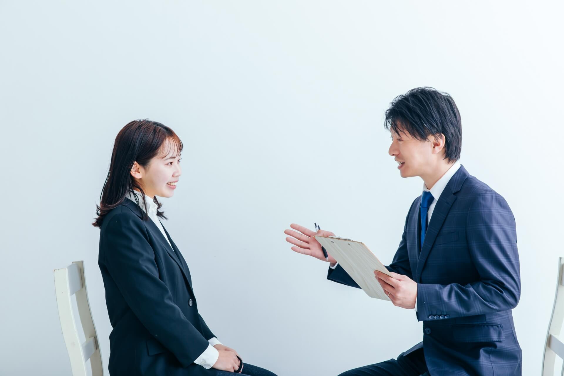 面接で質問を受ける若い女性